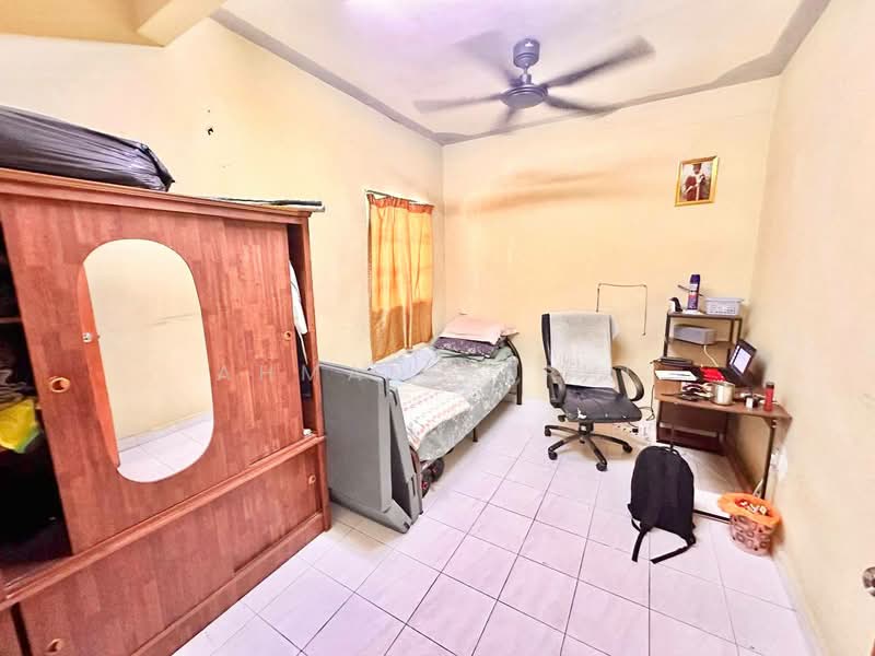 Rumah Teres 2-Tingkat untuk Dijual di Bandar Putra Permai (Seri Kembangan) - Ahmad Farhi - Bedroom - PropertyGuru.com.my