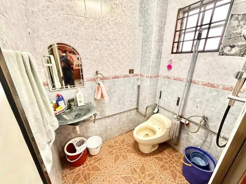 Rumah Teres 2-Tingkat untuk Dijual di Bandar Putra Permai (Seri Kembangan) - Ahmad Farhi - Bathroom - PropertyGuru.com.my
