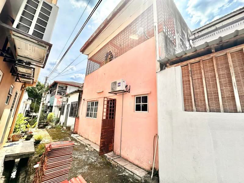 Rumah Teres 2-Tingkat untuk Dijual di Bandar Putra Permai (Seri Kembangan) - Ahmad Farhi - Exterior - PropertyGuru.com.my