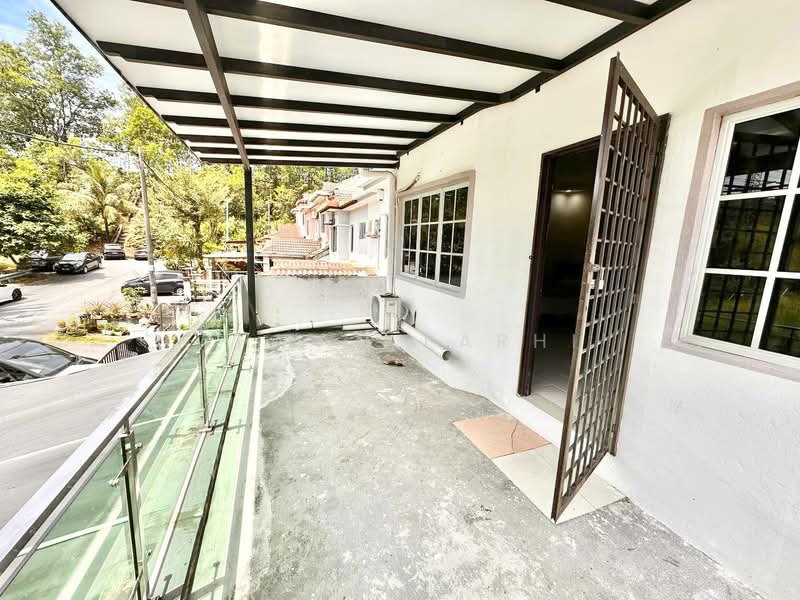 Rumah Teres 2-Tingkat untuk Dijual di Bandar Putra Permai (Seri Kembangan) - Ahmad Farhi - Exterior - PropertyGuru.com.my