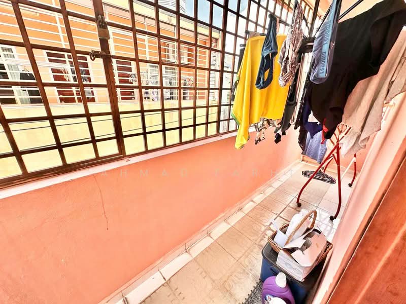 Rumah Teres 2-Tingkat untuk Dijual di Bandar Putra Permai (Seri Kembangan) - Ahmad Farhi - Balcony - PropertyGuru.com.my