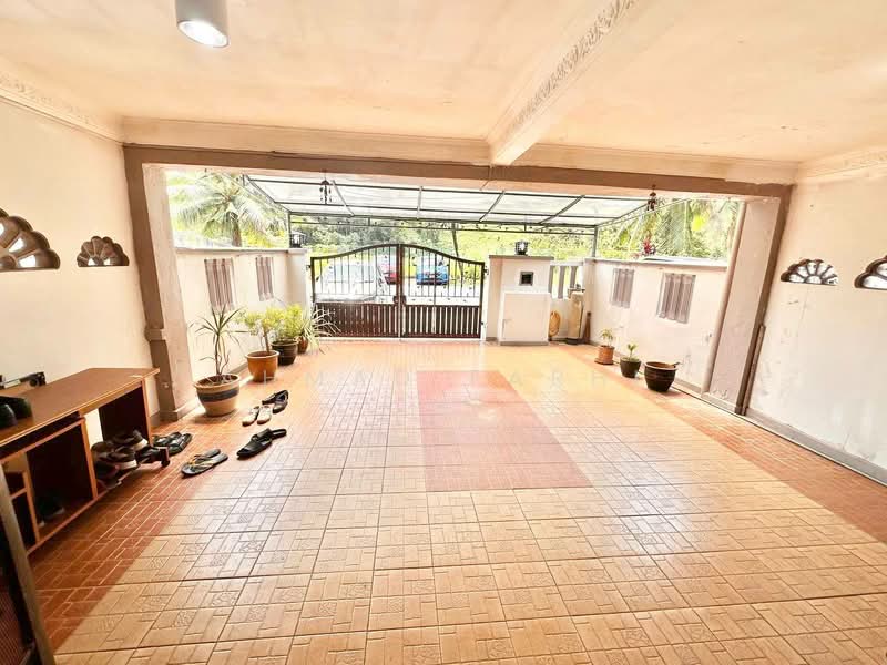 Rumah Teres 2-Tingkat untuk Dijual di Bandar Putra Permai (Seri Kembangan) - Ahmad Farhi - Exterior - PropertyGuru.com.my