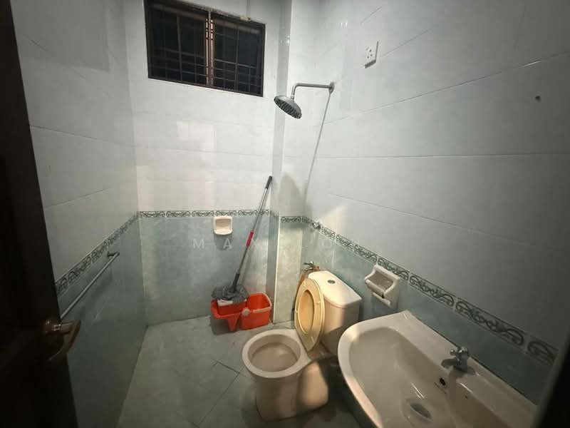 Cluster House for Sale in Taman Medan Jaya (Kota Tinggi) - Max Loh - Bathroom - PropertyGuru.com.my
