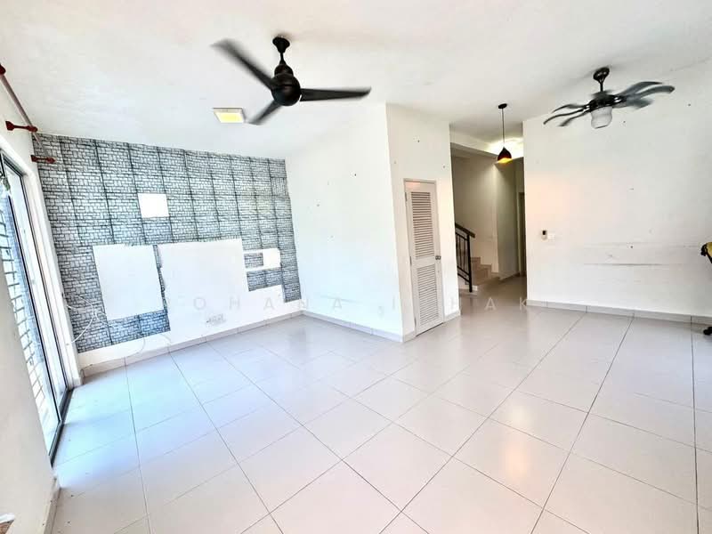 Rumah Berkembar untuk Dijual di Shah Alam (Selangor) - Rohana Ishak - Living Room - PropertyGuru.com.my