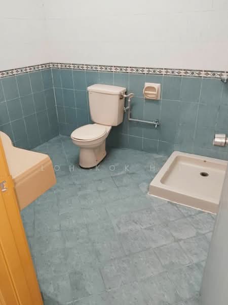Rumah Teres 2-Tingkat untuk Dijual di Taman Tampoi Indah (Tampoi) - Loh Kok Hui - Bathroom - PropertyGuru.com.my
