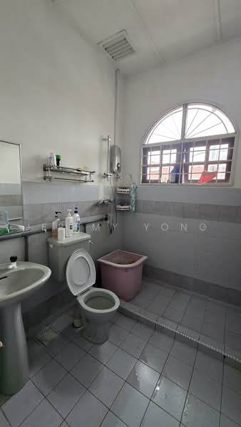 Rumah Teres 2-Tingkat untuk Dijual di Serdang Raya (Seri Kembangan) - Jeremy Yong - Bathroom - PropertyGuru.com.my