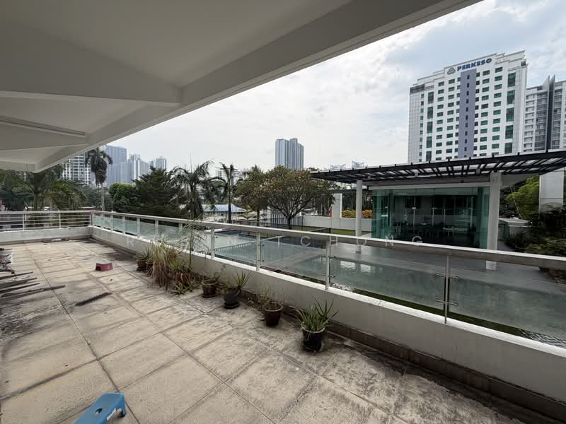 Kondominium untuk Dijual di Brunsfield EmbassyView - Robin Tchong - Balcony - PropertyGuru.com.my