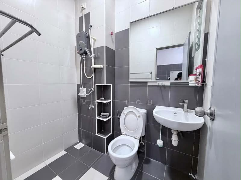 Rumah Teres 2 Tingkat untuk Dijual di Taman Setia Indah (Tebrau) - Max Loh - Bathroom - PropertyGuru.com.my