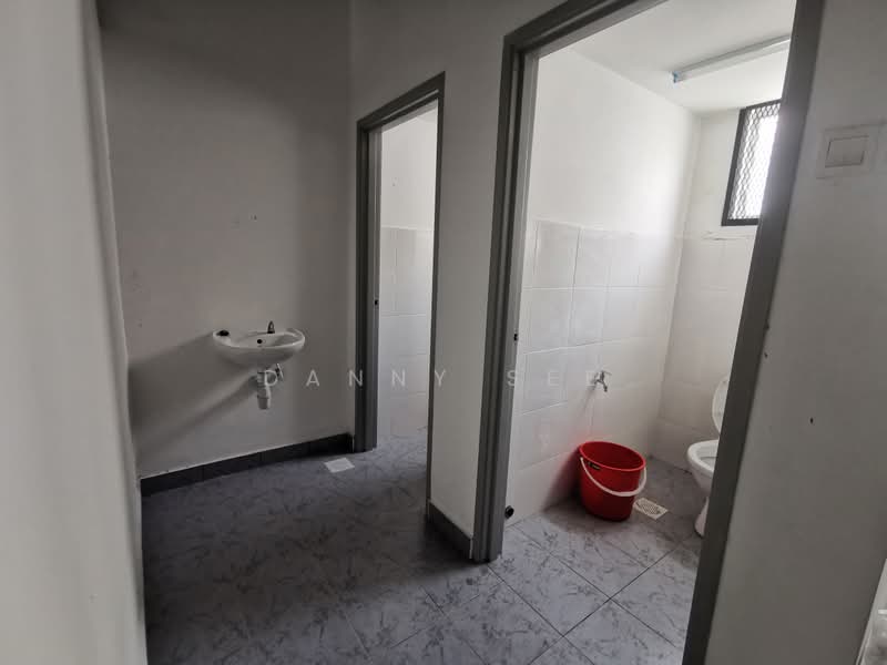 Shop / Office for Rent in Taman Denai Nusantara (Gelang Patah) - Danny See - Bathroom - PropertyGuru.com.my