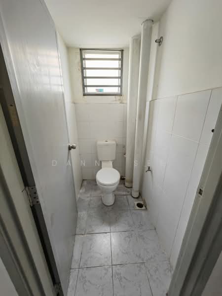 Shop / Office for Rent in Taman Denai Nusantara (Gelang Patah) - Danny See - Bathroom - PropertyGuru.com.my