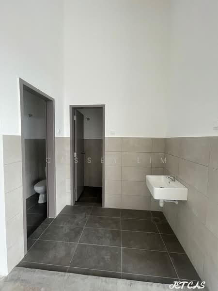 Semi-D Factory for Rent in Klang (Selangor) - Cassey Lim - Bathroom - PropertyGuru.com.my