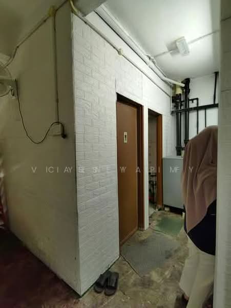 Shop for Sale in Klang (Selangor) - Cassey Lim - Corridor - PropertyGuru.com.my