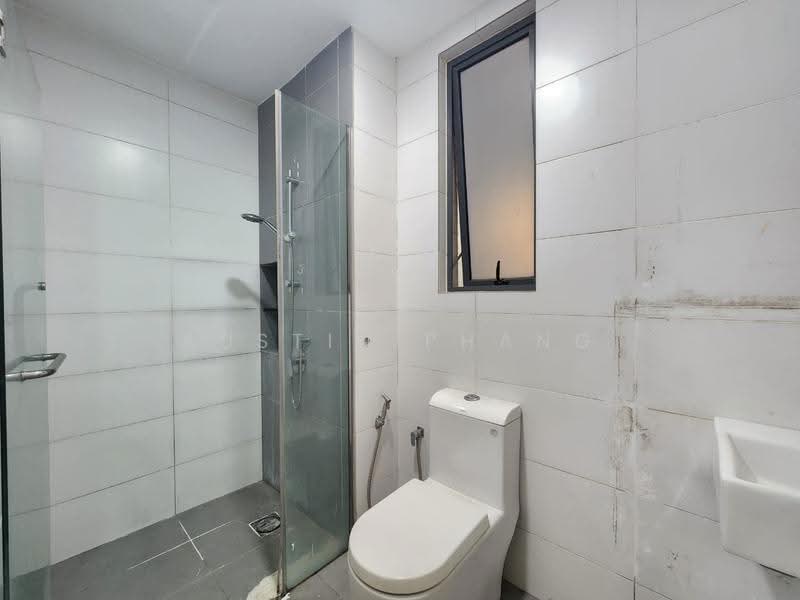 Kediaman Servis untuk Dijual di Petalz Residences - Austin Phang - Bathroom - PropertyGuru.com.my
