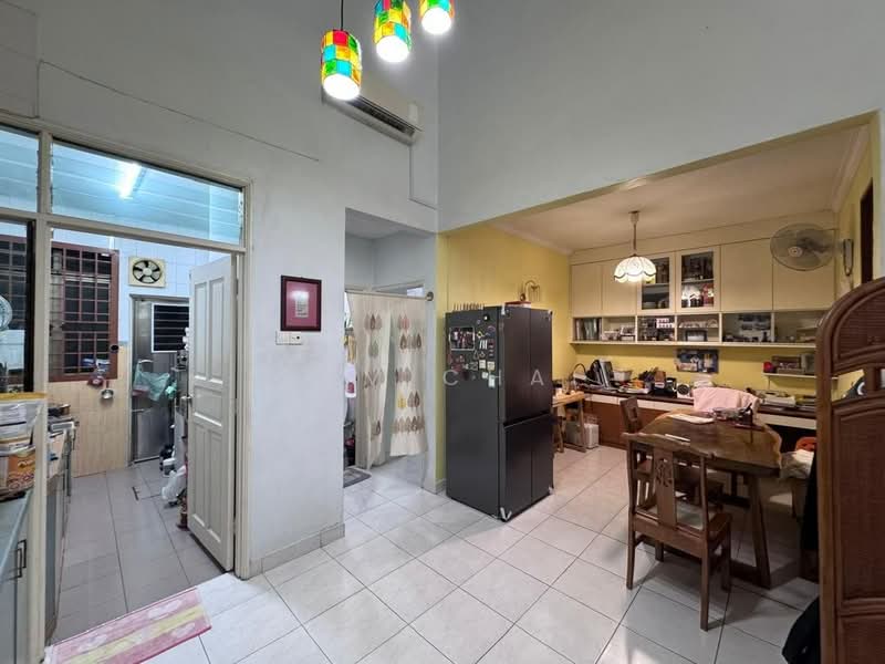 1.5-storey Terraced House for Sale in Taman Molek (Johor Bahru) - Sam Chai - Kitchen - PropertyGuru.com.my