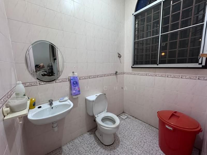 1.5-storey Terraced House for Sale in Taman Molek (Johor Bahru) - Sam Chai - Bathroom - PropertyGuru.com.my