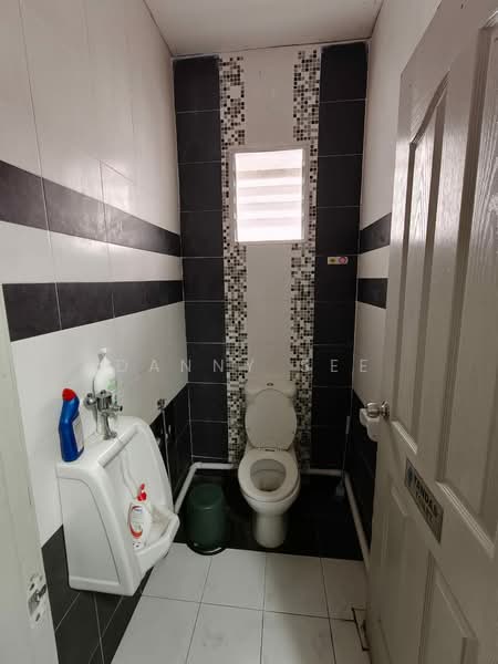 Shop / Office untuk Disewa di Bandar Indahpura (Kulai) - Danny See - Bathroom - PropertyGuru.com.my