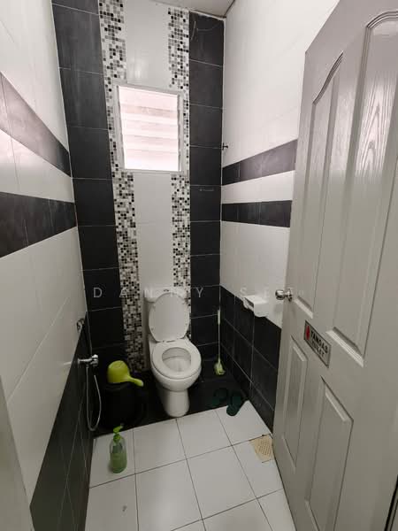 Shop / Office untuk Disewa di Bandar Indahpura (Kulai) - Danny See - Bathroom - PropertyGuru.com.my