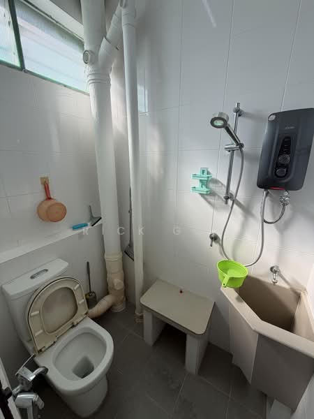 Pangsapuri untuk Disewa di Desa Permai Indah Apartment - Rick Goh - Bathroom - PropertyGuru.com.my