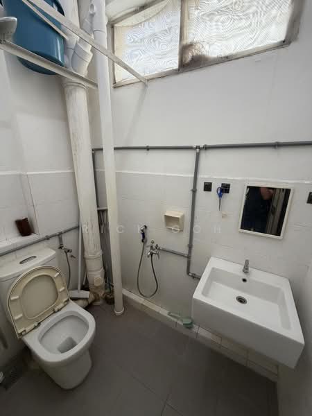 Pangsapuri untuk Disewa di Desa Permai Indah Apartment - Rick Goh - Bathroom - PropertyGuru.com.my