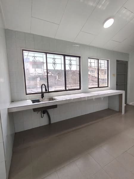 Rumah Teres 1-Tingkat untuk Dijual di Taman Dato Penggawa Barat (Tampoi) - Marcus Tey - Kitchen - PropertyGuru.com.my