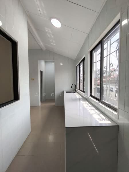 Rumah Teres 1-Tingkat untuk Dijual di Taman Dato Penggawa Barat (Tampoi) - Marcus Tey - Kitchen - PropertyGuru.com.my