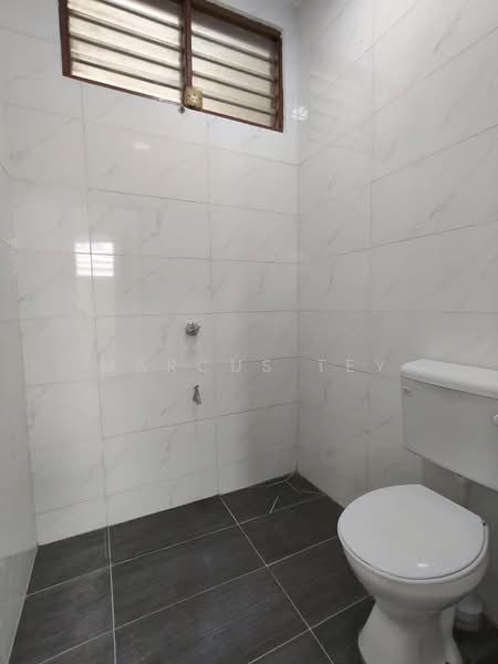 Rumah Teres 1-Tingkat untuk Dijual di Taman Dato Penggawa Barat (Tampoi) - Marcus Tey - Bathroom - PropertyGuru.com.my