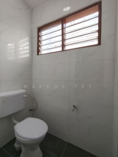 Rumah Teres 1-Tingkat untuk Dijual di Taman Dato Penggawa Barat (Tampoi) - Marcus Tey - Bathroom - PropertyGuru.com.my