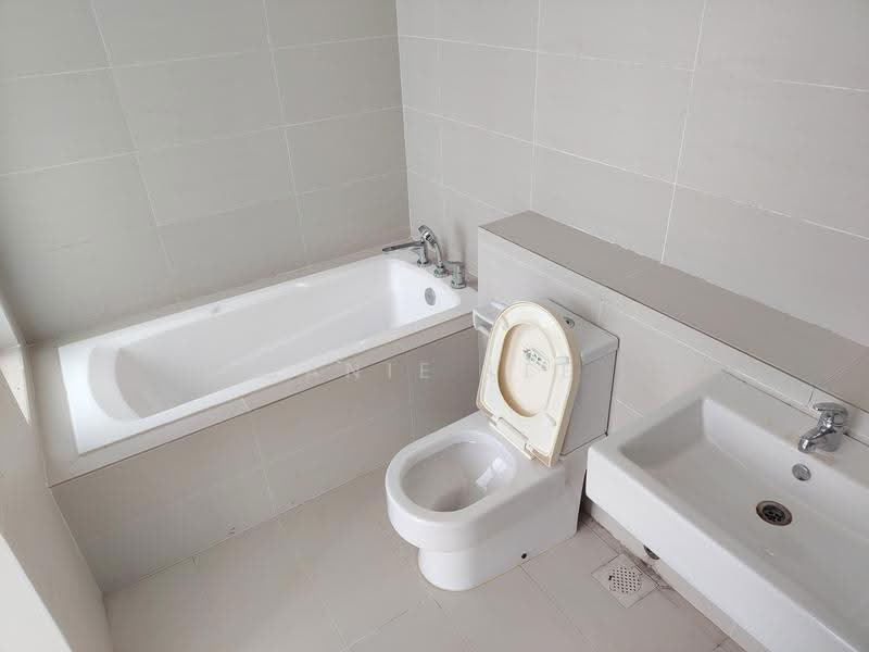 Rumah Berkembar untuk Dijual di Setia Ecohill (Semenyih) - Janie Lee - Master Bathroom - PropertyGuru.com.my