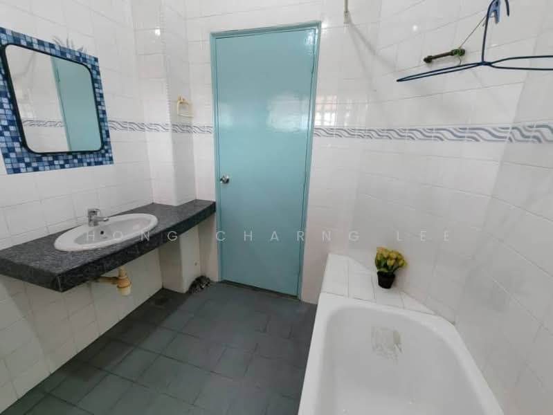 Rumah Berkembar untuk Disewa di Johor Bahru (Johor) - Hong Charng Lee - Bathroom - PropertyGuru.com.my