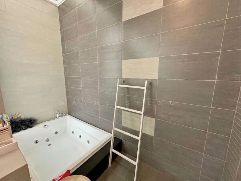 Bungalow for Rent in Ampang Jaya (Ampang) - WAYNE SHENG - Master Bath Tub - PropertyGuru.com.my