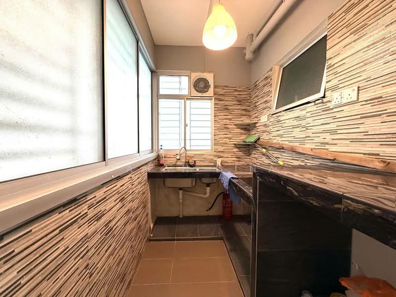 Pangsapuri untuk Dijual di De Bayu Apartment - Farah Dina - Kitchen - PropertyGuru.com.my