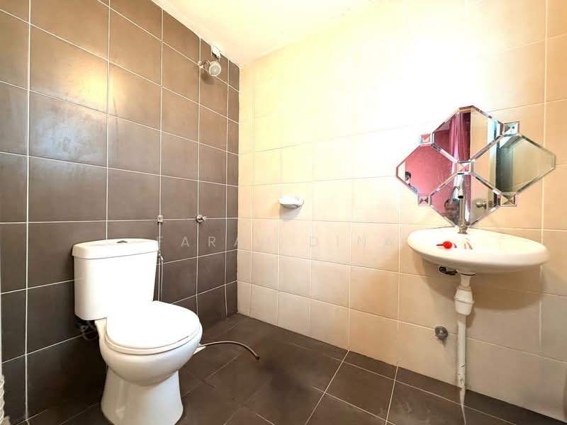 Pangsapuri untuk Dijual di De Bayu Apartment - Farah Dina - Bathroom - PropertyGuru.com.my