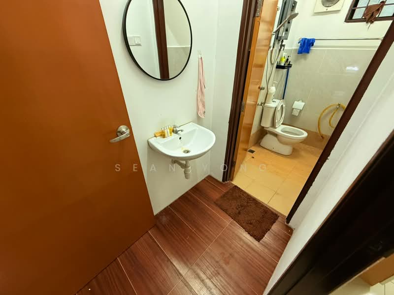 Rumah Teres untuk Disewa di Taman Selayang Utama (Selayang) - Sean Yong - Bathroom - PropertyGuru.com.my