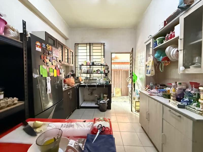 2-storey Terraced House for Sale in Alam Budiman (Shah Alam) - Salawati Busro - Kitchen - PropertyGuru.com.my