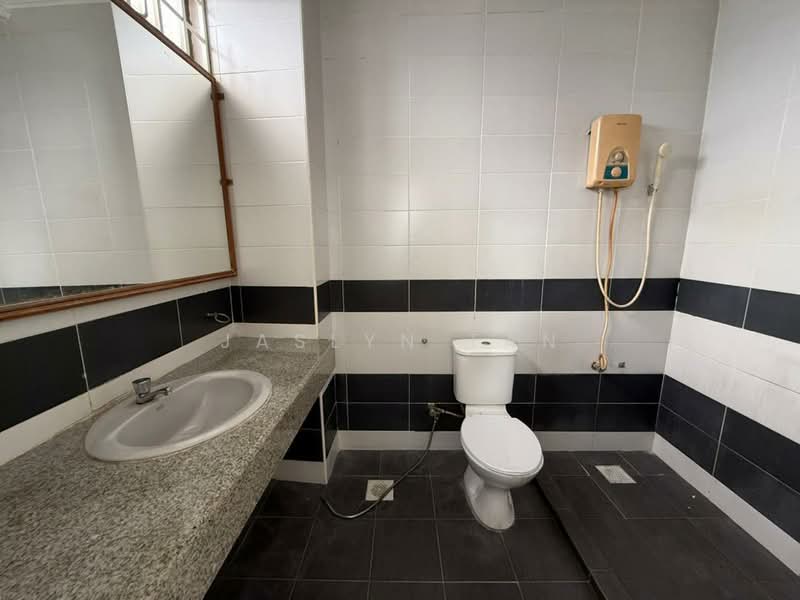 2-storey Terraced House for Sale in Taman Desa Cemerlang (Ulu Tiram) - Jaslyn Tan - Bathroom - PropertyGuru.com.my