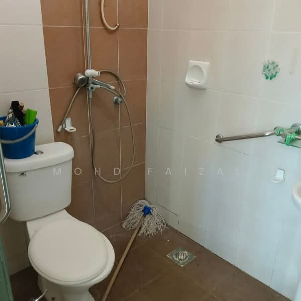 Semi-Detached House for Sale in Tanjong Duabelas (Selangor) - Mohd Faizal - Bathroom - PropertyGuru.com.my