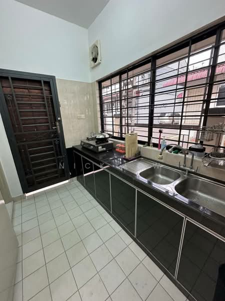Rumah Teres 2-Tingkat untuk Disewa di Taman Seri Austin (Tebrau) - Nick Low - Kitchen - PropertyGuru.com.my