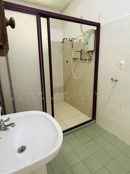 Rumah Berkembar untuk Disewa di SS14 (Subang Jaya) - Yamuna Devi Krishnan Kutty - Master bathroom - PropertyGuru.com.my