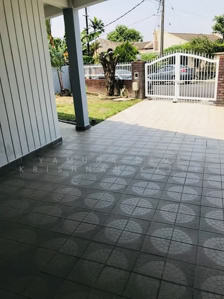 Rumah Berkembar untuk Disewa di SS14 (Subang Jaya) - Yamuna Devi Krishnan Kutty - Car porch - PropertyGuru.com.my