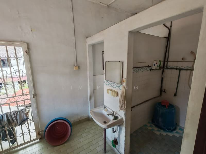 Kedai untuk Dijual di Taman Melaka Baru (Batu Berendam) - Tim Piong - Bathroom - PropertyGuru.com.my