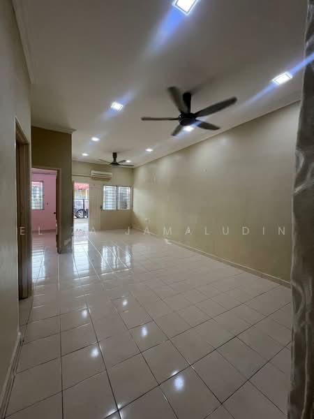 Rumah Teres 1-Tingkat untuk Dijual di Kampung Lombong (Shah Alam) - Eliza Jamaludin - Living Room - PropertyGuru.com.my