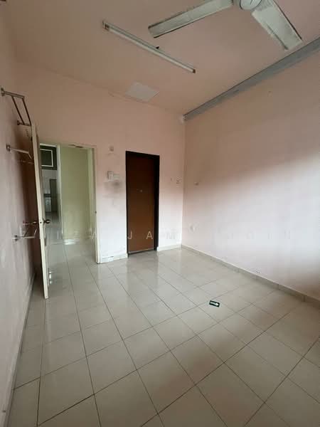 Rumah Teres 1-Tingkat untuk Dijual di Kampung Lombong (Shah Alam) - Eliza Jamaludin - Master Bedroom - PropertyGuru.com.my