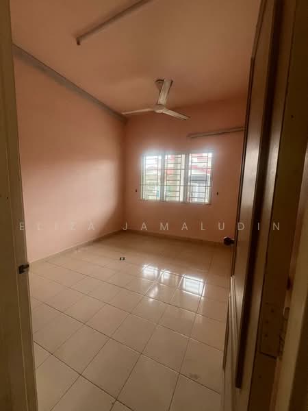 Rumah Teres 1-Tingkat untuk Dijual di Kampung Lombong (Shah Alam) - Eliza Jamaludin - Master Bedroom - PropertyGuru.com.my