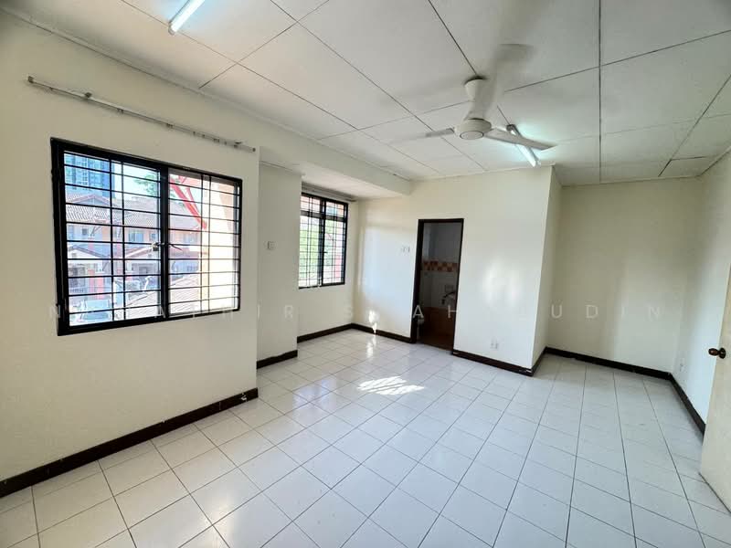 2-storey Terraced House for Sale in U16, Taman Bukit Subang (Shah Alam) - Nahathir Shahabudin - Living Room - PropertyGuru.com.my