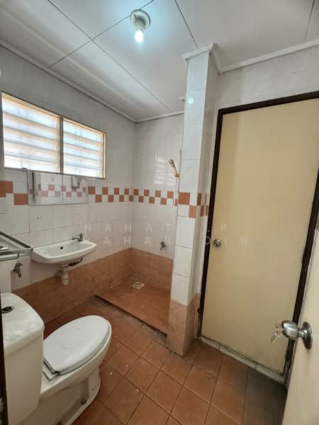 2-storey Terraced House for Sale in U16, Taman Bukit Subang (Shah Alam) - Nahathir Shahabudin - Bathroom - PropertyGuru.com.my