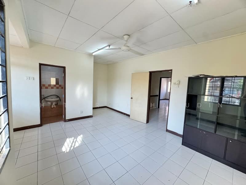 2-storey Terraced House for Sale in U16, Taman Bukit Subang (Shah Alam) - Nahathir Shahabudin - Living Room - PropertyGuru.com.my