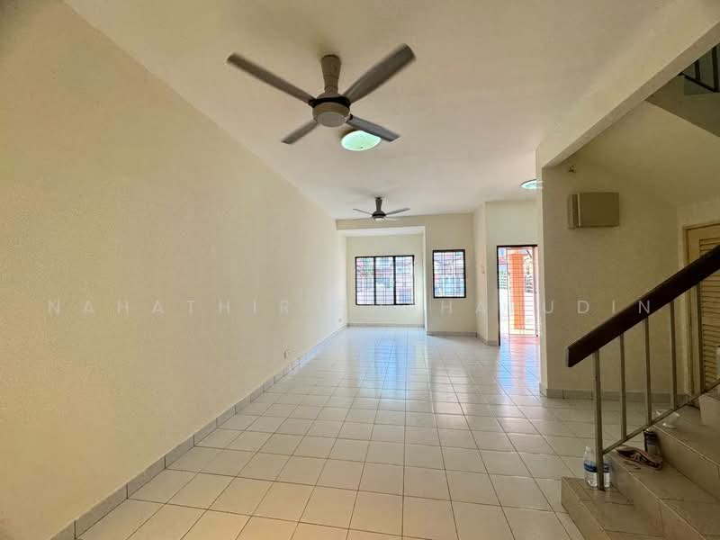 2-storey Terraced House for Sale in U16, Taman Bukit Subang (Shah Alam) - Nahathir Shahabudin - Living Room - PropertyGuru.com.my