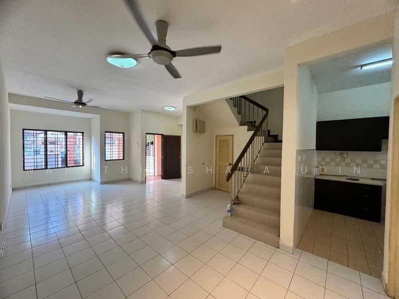 2-storey Terraced House for Sale in U16, Taman Bukit Subang (Shah Alam) - Nahathir Shahabudin - Living Room - PropertyGuru.com.my