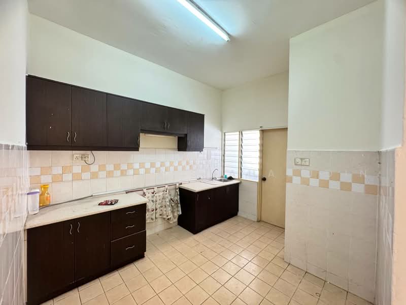 2-storey Terraced House for Sale in U16, Taman Bukit Subang (Shah Alam) - Nahathir Shahabudin - Kitchen - PropertyGuru.com.my