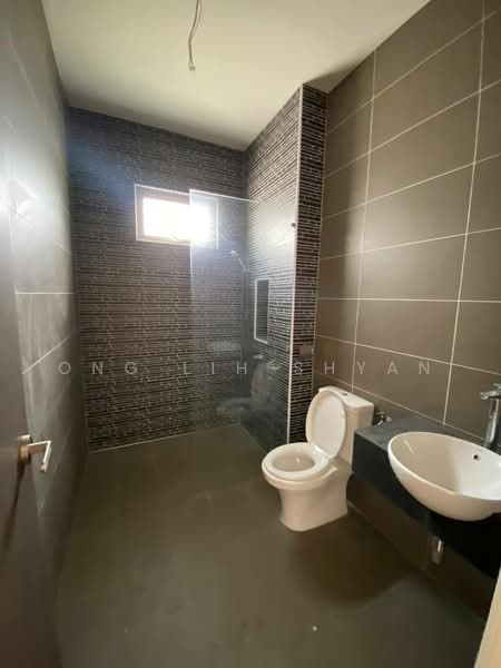 Rumah Berkembar untuk Dijual di Eco Spring (Johor Bahru) - Ong Lih Shyan - Bathroom - PropertyGuru.com.my